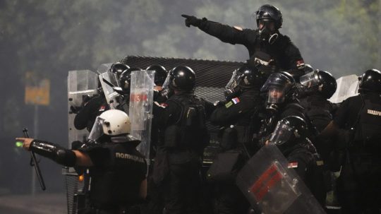 Poriadková polícia počas protestov v Srbsku.