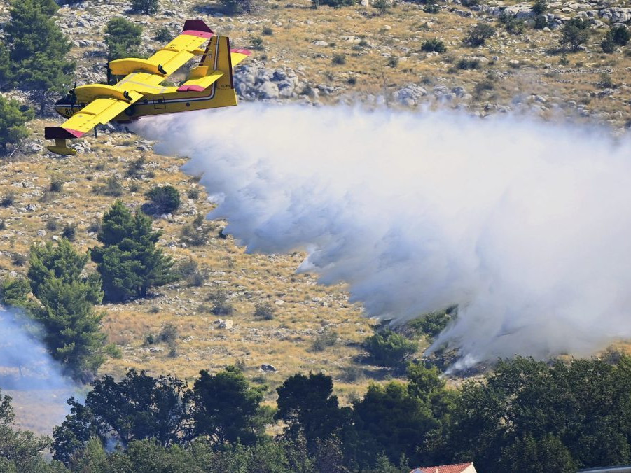 Na snímke lietadlo zasahuje počas požiaru.