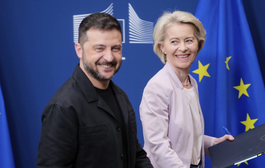 Ursula von der Leyenová a Volodymyr Zelenskyj