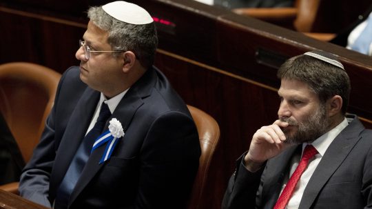 Minister národnej bezpečnosti Itamar Ben Gvir (vľavo)