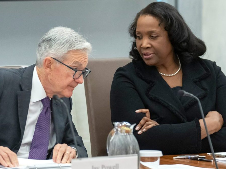 Na archívnej snímke Lisa Cooková s prezidentom americkej centrálnej banky Jeromeom Powellom.