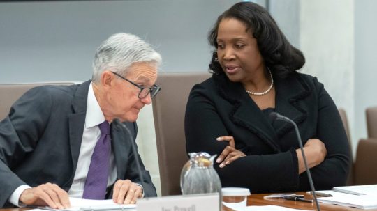 Na archívnej snímke Lisa Cooková s prezidentom americkej centrálnej banky Jeromeom Powellom.