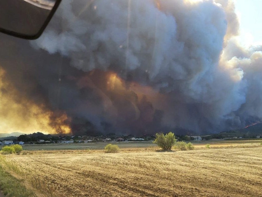 Požiar sa ešte nepodarilo dostať pod kontrolu.