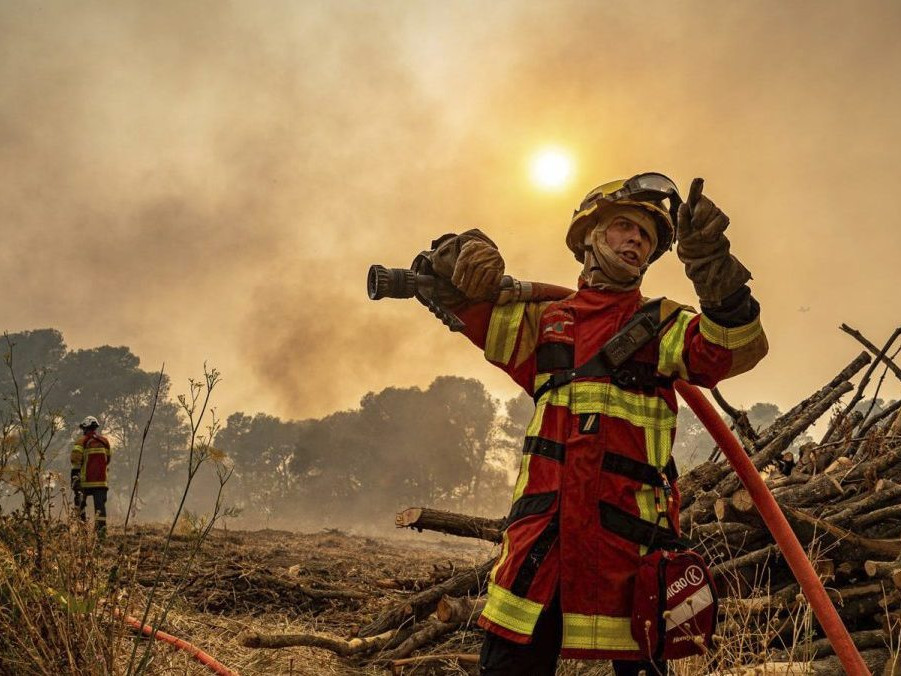 hasič zasahuje počas lesného požiaru neďaleko obce Saint-Laurent-de-la-Cabrerisse na juhu Francúzska.