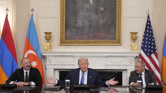 Arménsky premiér Nikol Pašinjan, prezident USA Donald Trump a azerbajdžanský prezident Ilham Alijev.