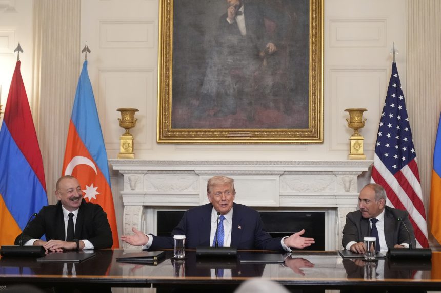 Arménsky premiér Nikol Pašinjan, prezident USA Donald Trump a azerbajdžanský prezident Ilham Alijev.