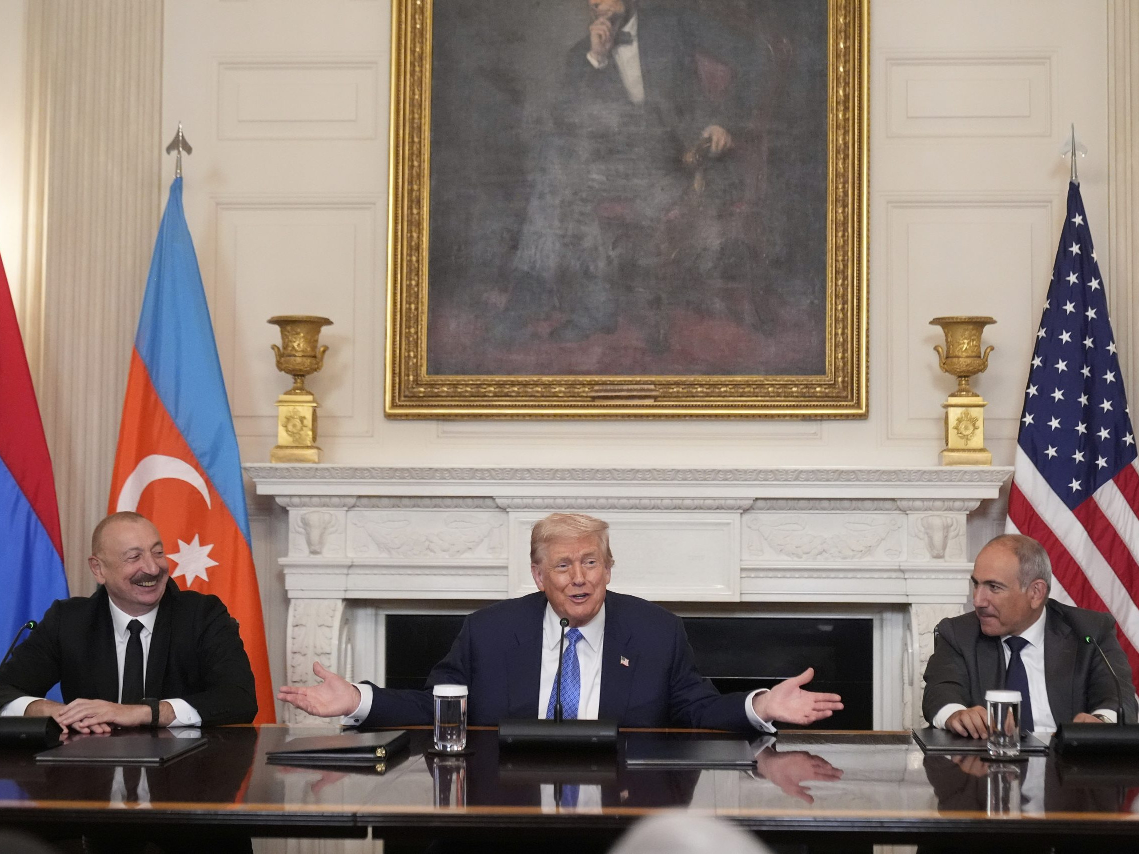 Arménsky premiér Nikol Pašinjan, prezident USA Donald Trump a azerbajdžanský prezident Ilham Alijev.