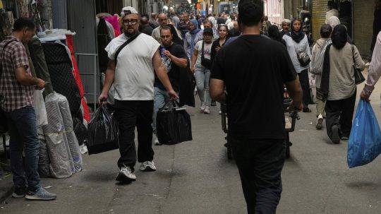 Ľudia na trhovisku v iránskej metropole Teherán.