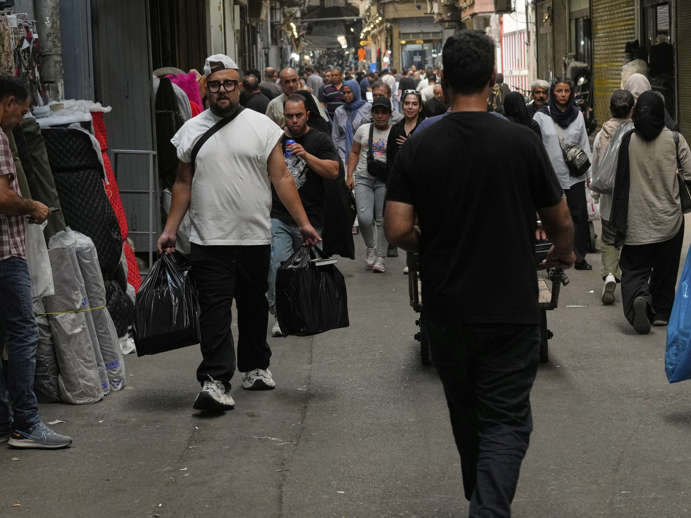 Ľudia na trhovisku v iránskej metropole Teherán.