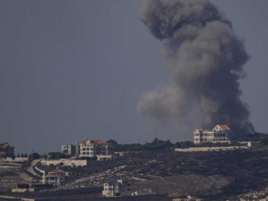 Na archívnej snímke dym stúpa po izraelskom bombardovaní v južnom Libanone.