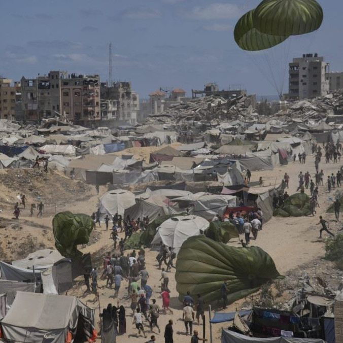 Obyvatelia Pásma Gazy utekajúci k zhodenej humanitárnej pomoci.