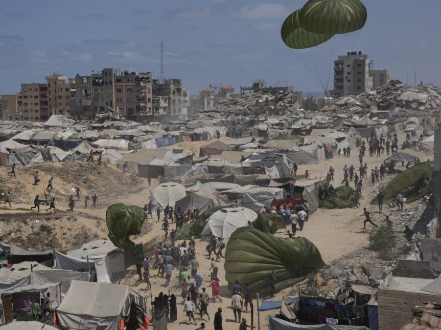 Obyvatelia Pásma Gazy utekajúci k zhodenej humanitárnej pomoci.