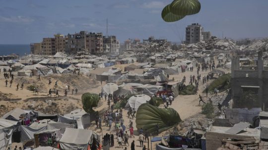 Obyvatelia Pásma Gazy utekajúci k zhodenej humanitárnej pomoci.