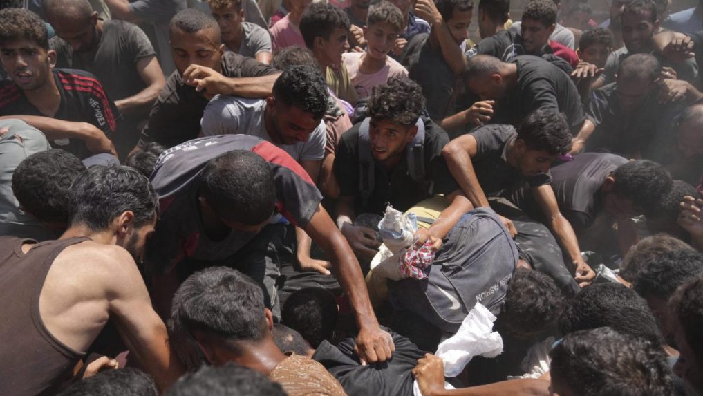 Palestínčania sa snažia dostať humanitárnu pomoc.