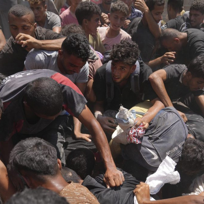 Palestínčania sa snažia dostať humanitárnu pomoc.