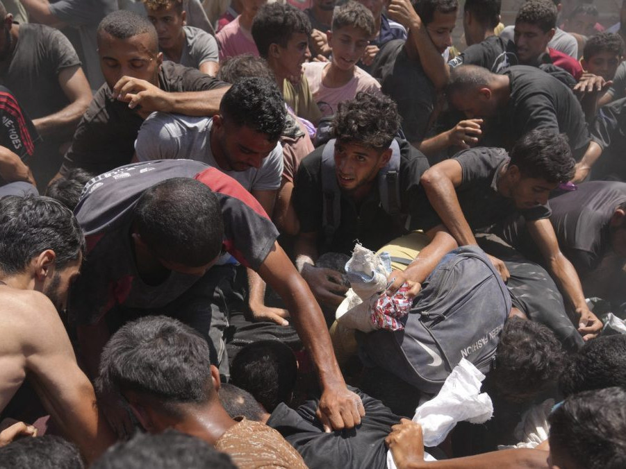 Palestínčania sa snažia dostať humanitárnu pomoc.