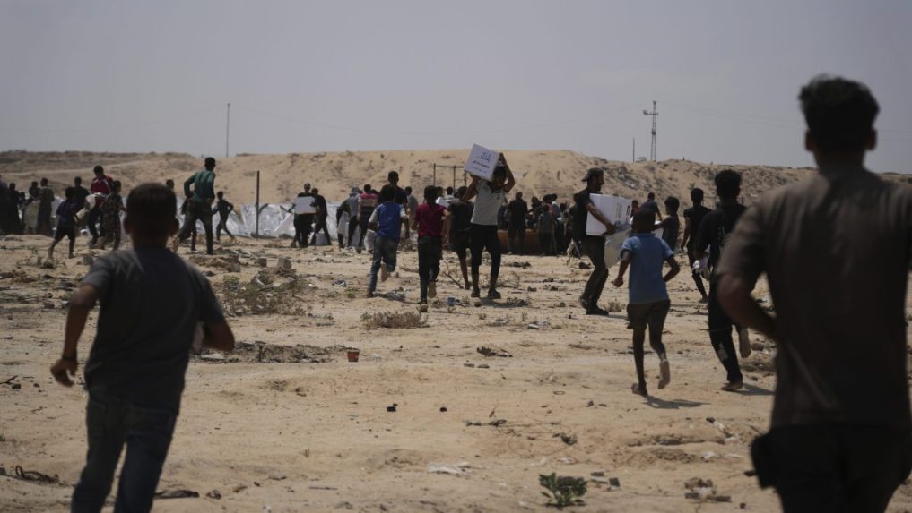 Palestínčania v Gaze utekajú po humanitárnu pomoc.