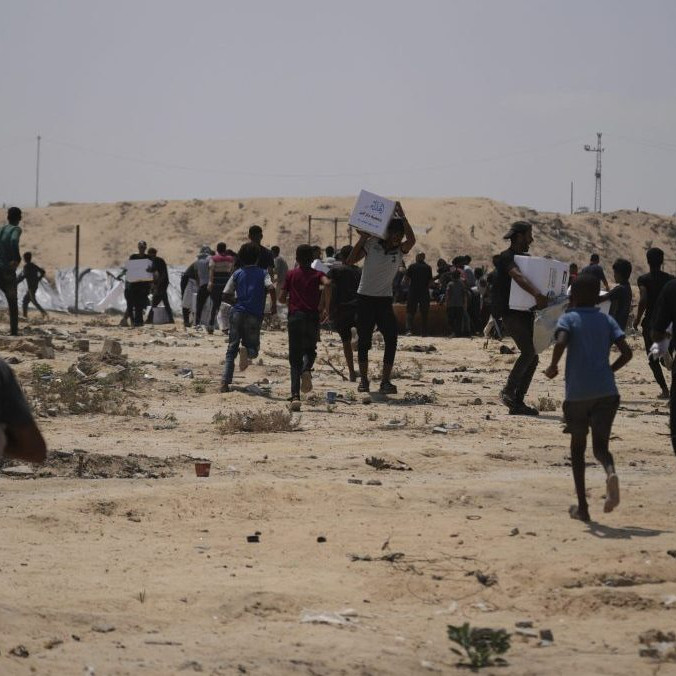 Palestínčania v Gaze utekajú po humanitárnu pomoc.