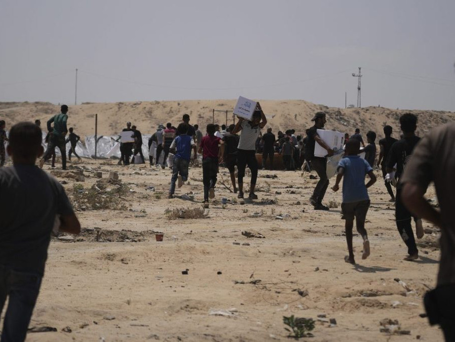 Palestínčania v Gaze utekajú po humanitárnu pomoc.