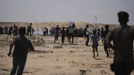 Palestínčania v Gaze utekajú po humanitárnu pomoc.