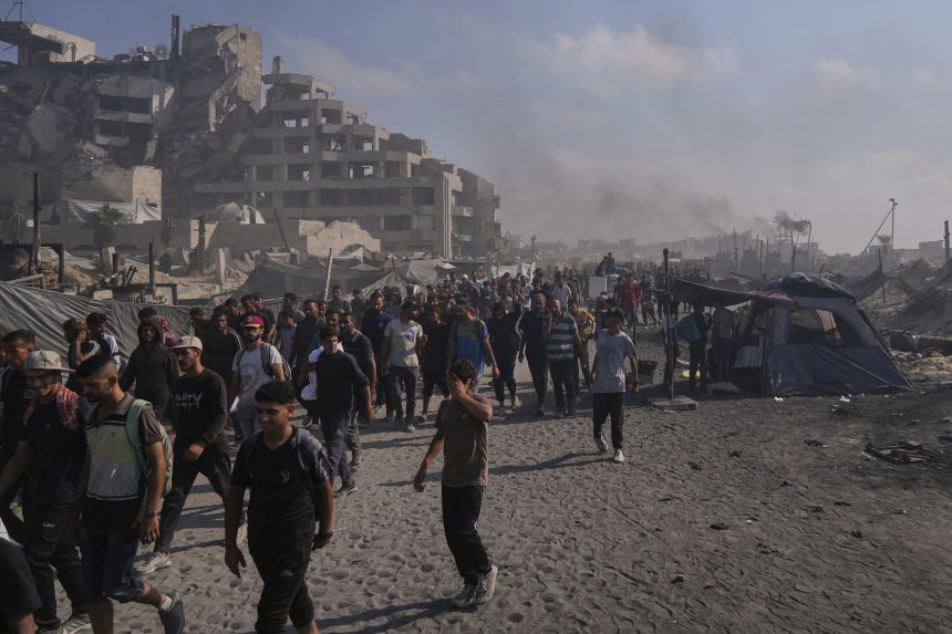 Palestínčania kráčajú po ceste smerom k oblasti na severe Pásma Gazy, kam vchádzajú nákladné autá s humanitárnou pomocou v meste Gaza.