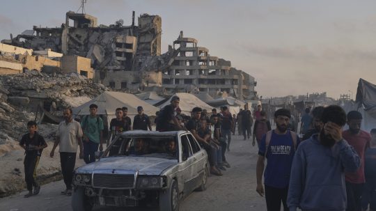 Palestínčania kráčajú po ceste smerom k oblasti na severe Pásma Gazy.
