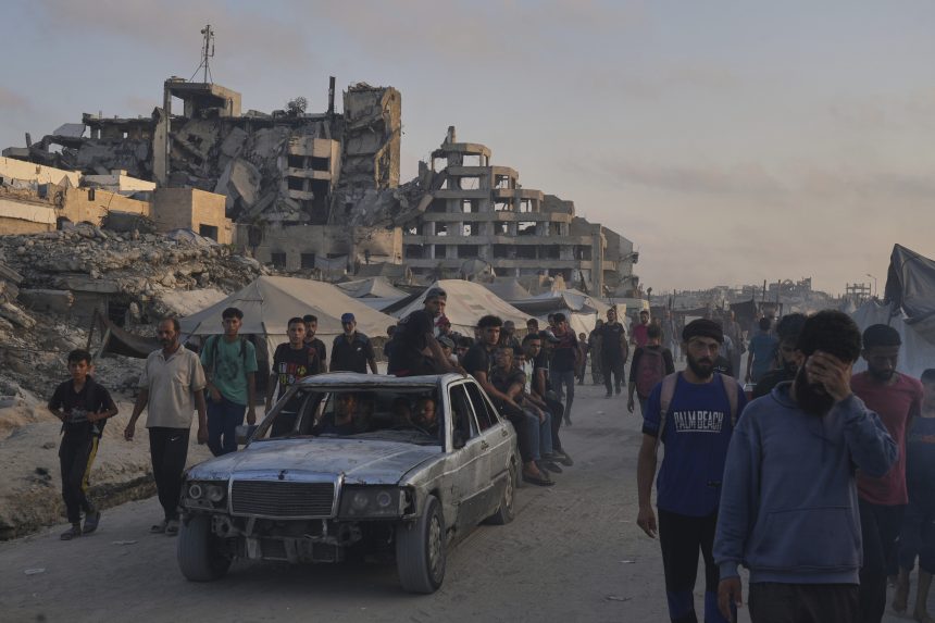 Palestínčania kráčajú po ceste smerom k oblasti na severe Pásma Gazy.