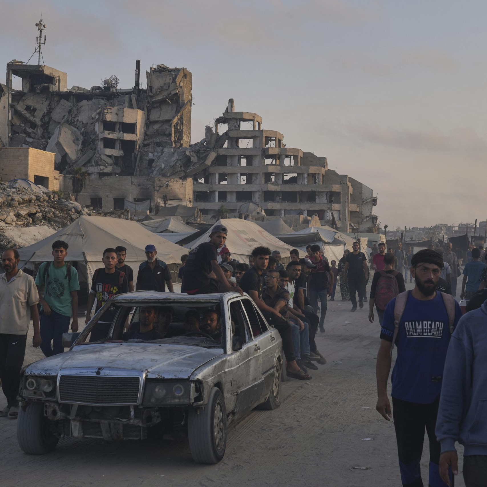 Palestínčania kráčajú po ceste smerom k oblasti na severe Pásma Gazy.