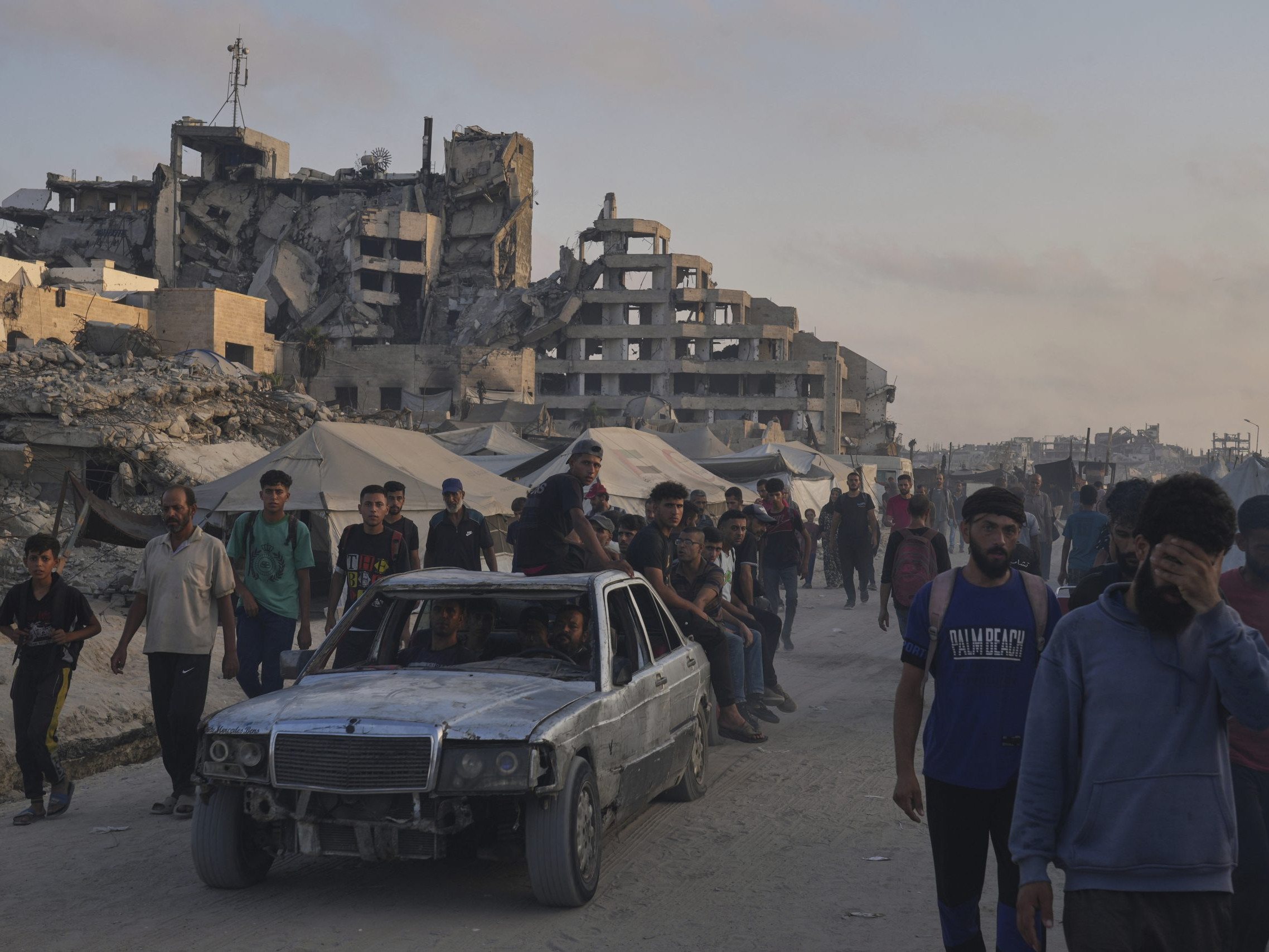 Palestínčania kráčajú po ceste smerom k oblasti na severe Pásma Gazy.