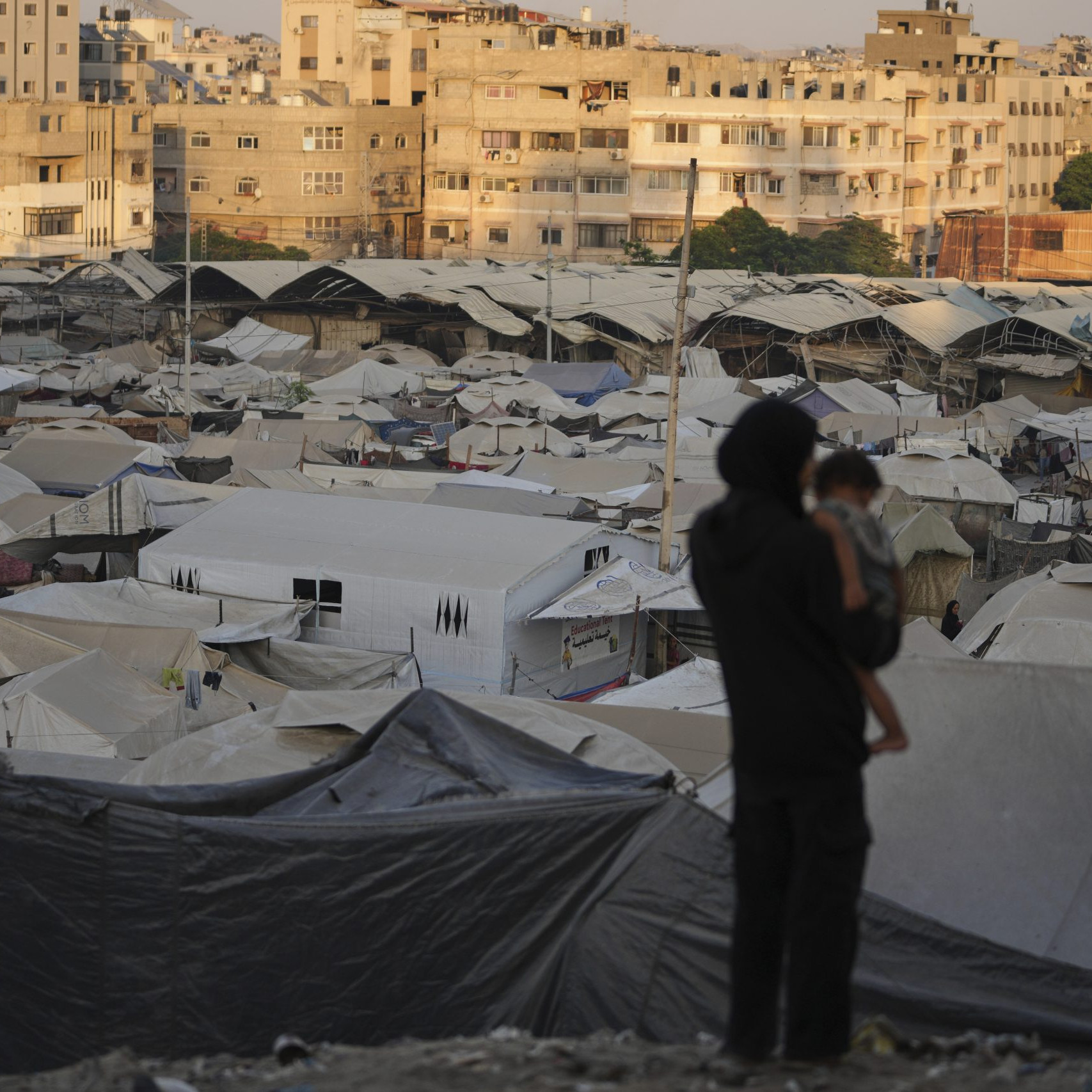Na snímke Palestínčanka drží v náručí dieťa v stanovom tábore pre vysídlených Palestínčanov v meste Gaza.