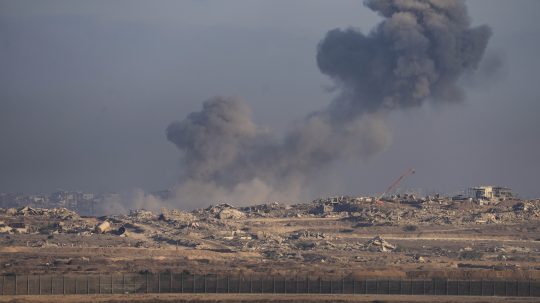 Civilná obrana v meste Gaza, ktorú riadi Hamas, hlásila, že sobotný útok zasiahol v meste aj obytnú budovu.