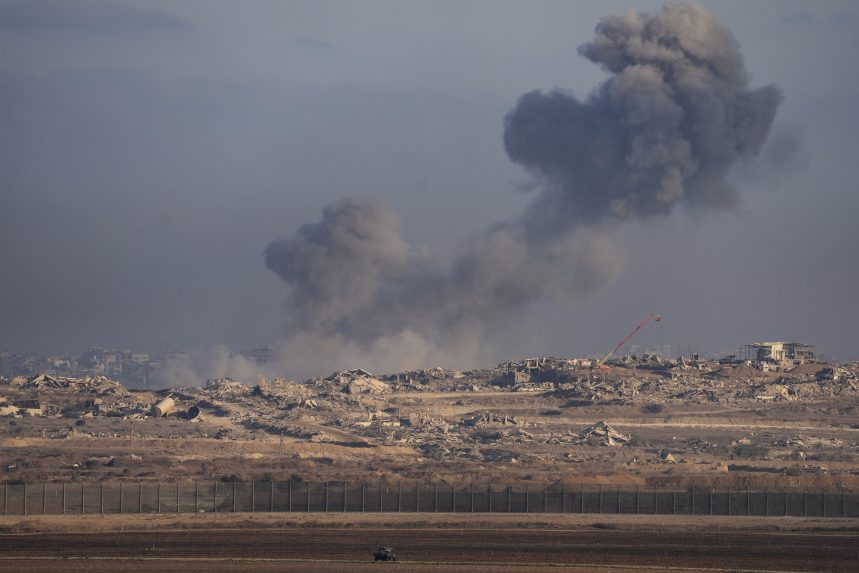 Civilná obrana v meste Gaza, ktorú riadi Hamas, hlásila, že sobotný útok zasiahol v meste aj obytnú budovu.