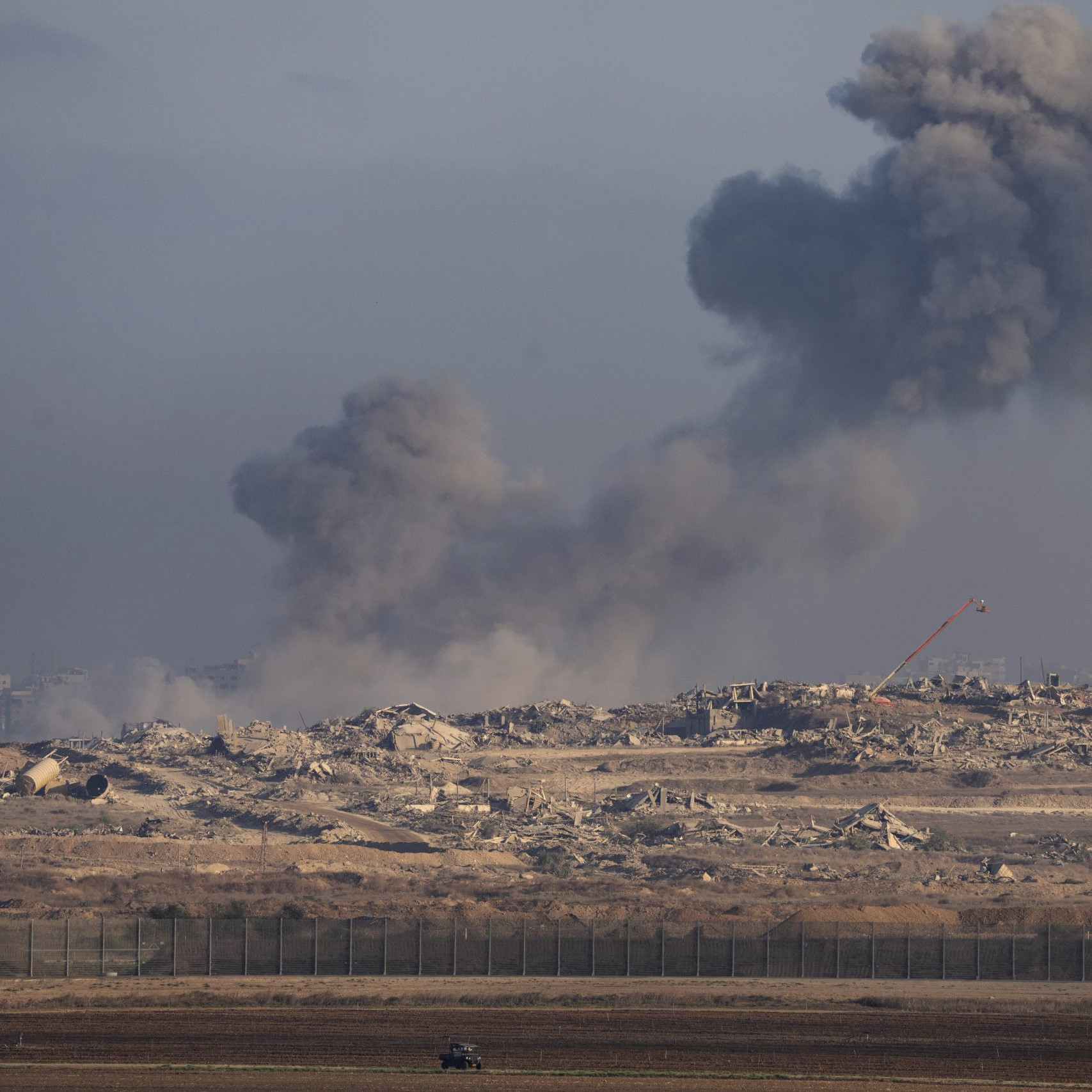 Civilná obrana v meste Gaza, ktorú riadi Hamas, hlásila, že sobotný útok zasiahol v meste aj obytnú budovu.