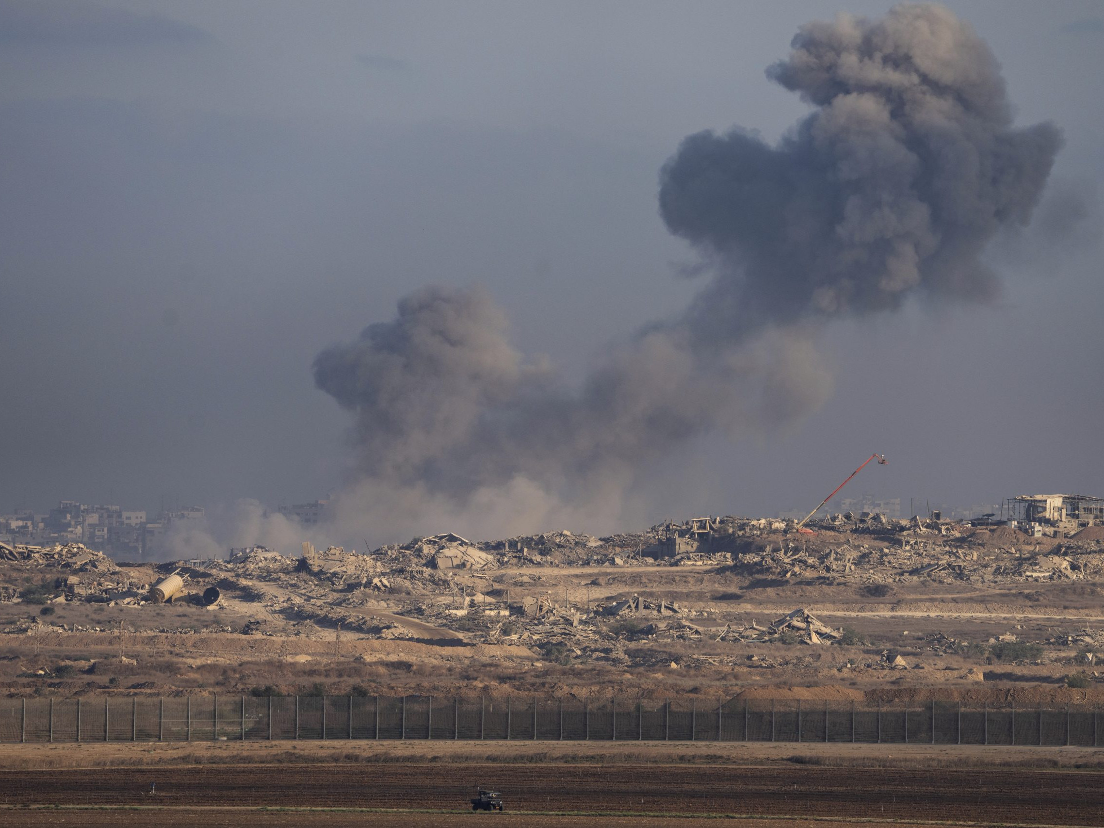 Civilná obrana v meste Gaza, ktorú riadi Hamas, hlásila, že sobotný útok zasiahol v meste aj obytnú budovu.
