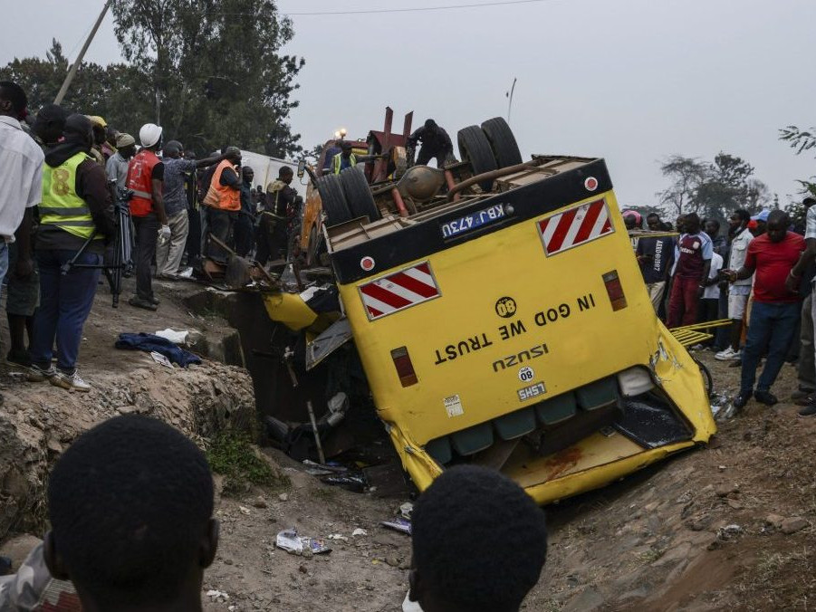 Na snímke autobus, ktorý sa prevrátil v Keni.
