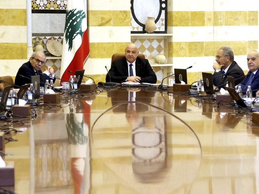 Na snímke libanonský prezident Džúzíf Awn (uprostred) a libanonský premiér Nawáf Salám (v pozadí vľavo) počas zasadnutia vládneho kabinetu v Bejrúte.