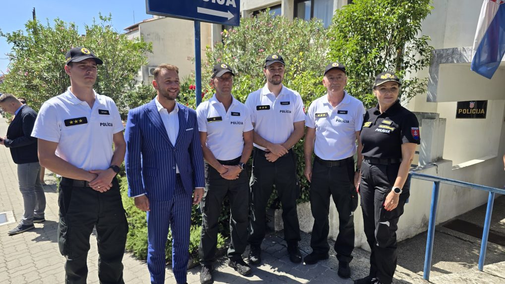 Minister vnútra M. Š. Eštok s policajtmi v Chorvátsku.
