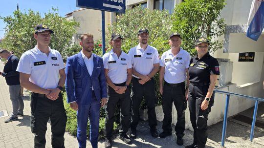 Minister vnútra M. Š. Eštok s policajtmi v Chorvátsku.