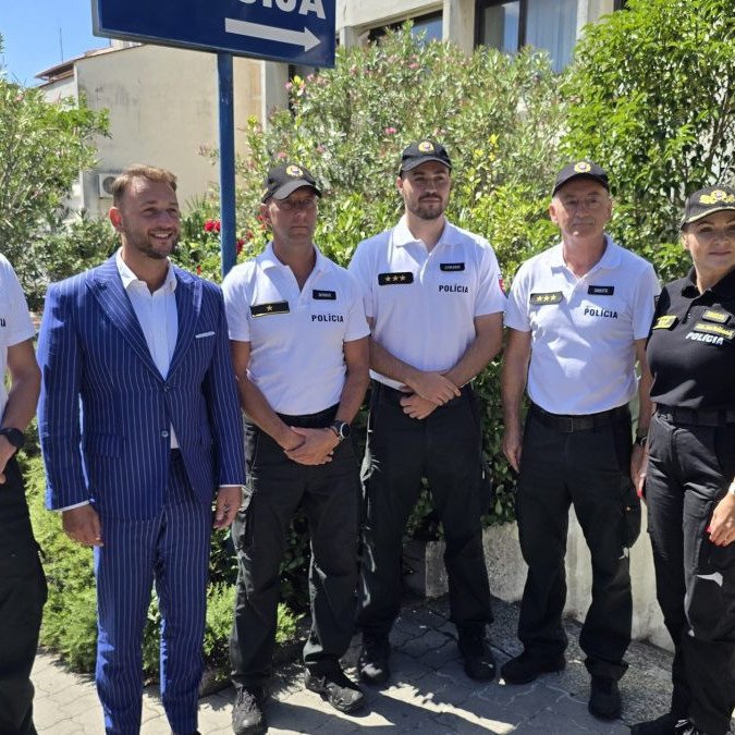 Minister vnútra M. Š. Eštok s policajtmi v Chorvátsku.