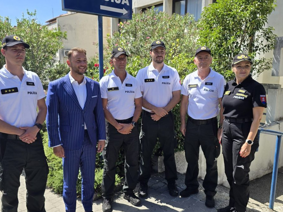 Minister vnútra M. Š. Eštok s policajtmi v Chorvátsku.