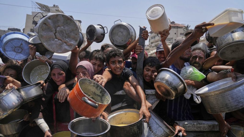 Na snímke Palestínčania v meste Gaza.