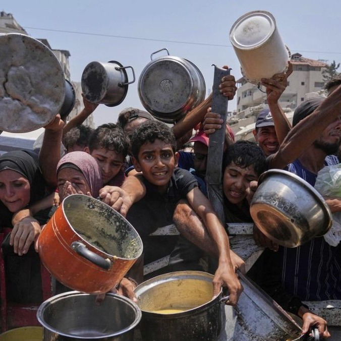 Na snímke Palestínčania v meste Gaza.