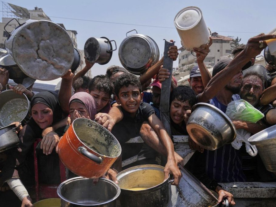 Na snímke Palestínčania v meste Gaza.