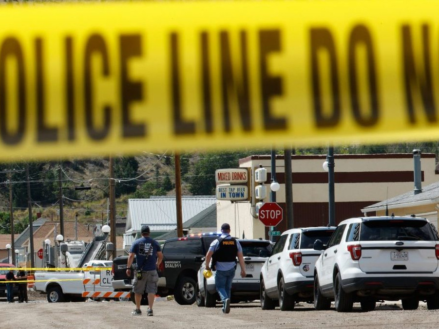 Zložky zasahujú pri bare v štáte Montana.