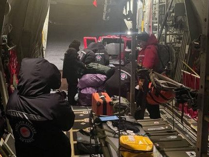 ľudia vo vojenskom lietadle