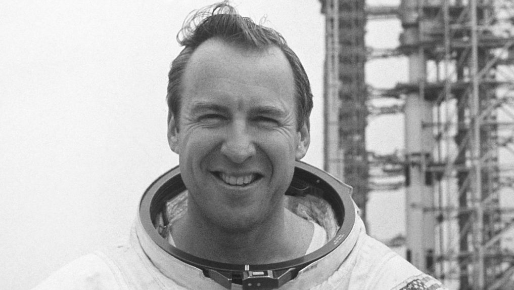 Na archívnej snímke astronaut James Lovell.