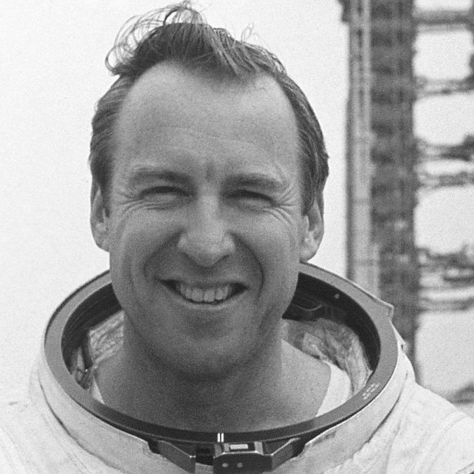 Na archívnej snímke astronaut James Lovell.