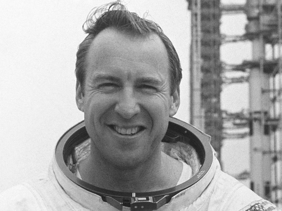 Na archívnej snímke astronaut James Lovell.