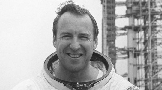 Na archívnej snímke astronaut James Lovell.
