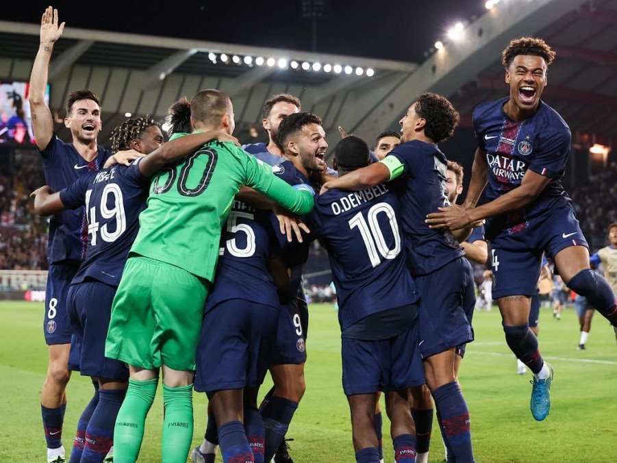Na snímke hráči PSG sa tešia z víťazstva.